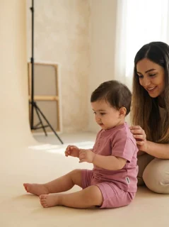 بسته 2 عددی ست تیشرت یقه ژاپنی و شلوارک بچه‌گانه بامشی رنگ کالباسی